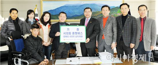 광주시의회는 7일 시의회 의장실에서 이은방 의장과 사단법인 실로암사람들(대표 김용목) 등 관계자 10여 명이 참석한 가운데 중형버스 기증식을 가졌다. 사진제공=광주시의회
