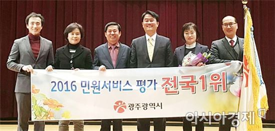 광주광역시가 ‘2016년도 민원서비스 종합평가’에서 전국 광역지자체 중 1위에 선정돼 7일 오후 대전광역시청에서 열린 시상식에서 국무총리 표창을 받았다.왼쪽에서 세번째부터 허기석 광주광역시 자치행정과장, 행정자치부 창조정부조직실장 윤종인./광주광역시 제공
