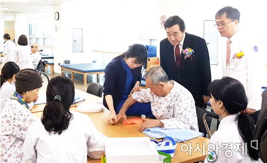 이낙연 전남도지사, 호남권역 재활병원‘어울림전’관람 