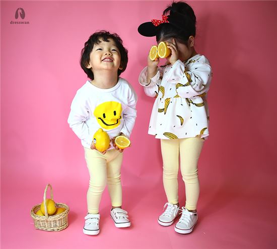 드레스완의 신제품 코튼베이직레깅스 레몬옐로우. 모델은 김기완 대표의 자녀들이다.
