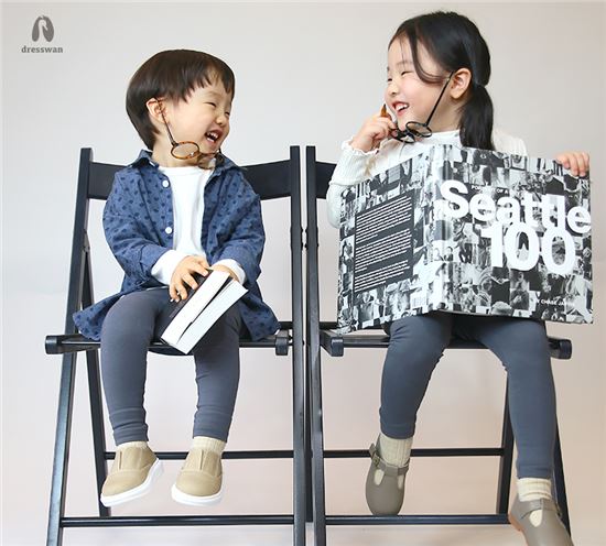 드레스완의 신제품 오가닉 베이직레깅스 펜슬차콜. 모델은 김기완 대표의 자녀들이다.   