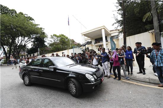 몰려든 취재진들을 뒤로한 채 북한 대사관 차량이 어디론가 향하고 있다. (사진=AP연합)