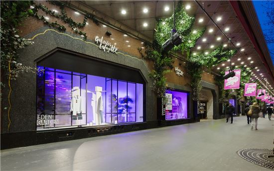 남녀 캐주얼 브랜드 시스템과 시스템옴므가 프랑스 파리 라파예트 백화점 외관 쇼윈도에 전시돼 있는 모습