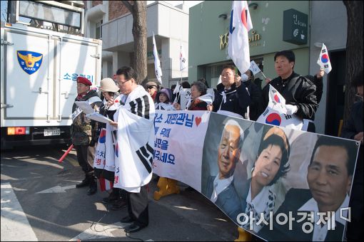 [포토]헌재 앞에서 구호 외치는 박사모