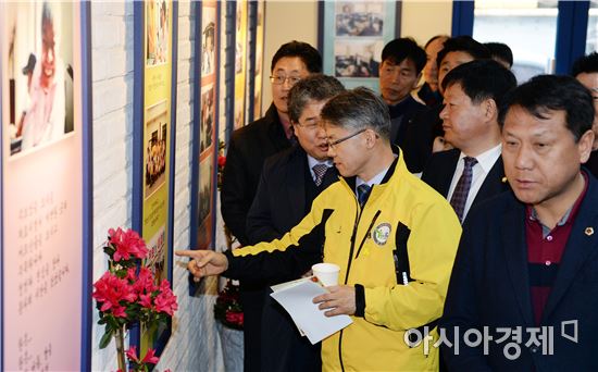 민형배 광주 광산구청장 등 참석자들이 송정1동 마을갤러리에서 그림을 관람하고 있다.