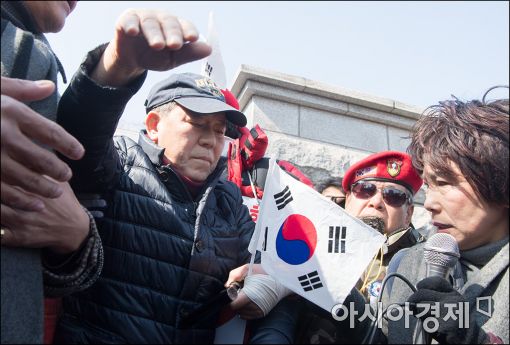 [포토]김평우 변호사, 헌재 앞 기자회견