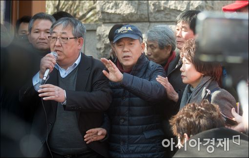 [포토]박근혜 법률대리인, 헌재 앞 기습 기자회견