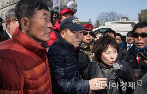 [포토]헌재 앞 ‘장외 시위’