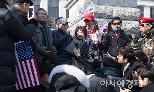 [포토]김평우, 헌재 앞 '기습 기자회견'