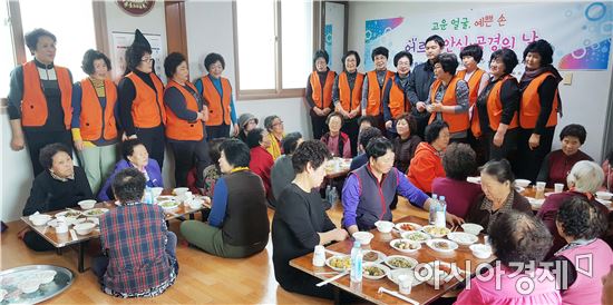 장흥군 여성친화도시 모니터단, “어르신 꽃단장 해드려요”