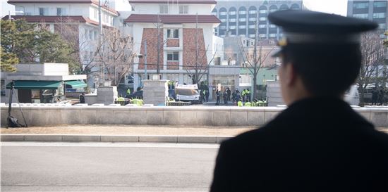 '모두 숨죽인 시간'…헌재, 두 시간 넘게 평의 진행