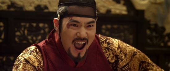 영화 '간신'에서 그려지는 연산군(김강우 役)은 음탕함에 사로잡혀 정사를 멀리하고 폭정을 일삼는 폭군 캐릭터로 등장해 관객들에게 충격을 선사한 바 있다. 사진 = 영화 '간신' 스틸 컷