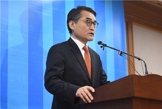 배보윤 헌법재판소 공보관이 8일 오후 청사 브리핑룸에서 탄핵심판 선고기일 지정을 알리고 있다.