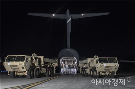 주한 미군의 사드 발사대 2기와 일부 장비가 지난 6일 C-17 수송기편으로 오산 미 공군 기지에 도착했다.(사진=아시아경제 DB)