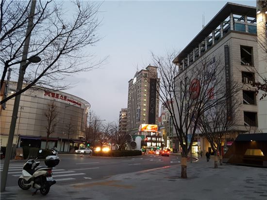 서울 중구에 위치한 동대문 도매시장 모습. 사진 오른쪽이 옛 유어스 상가, 디디피패션몰이다. (사진 = 조호윤 기자)