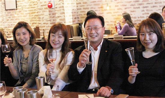 김창범 한화케미칼 사장(오른쪽 2번째)이 8일 ‘혼밥’ 직원들과 저녁식사를 하며 소통의 시간을 가졌다.
