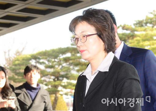 [포토]비장한 표정으로 출근하는 이정미 