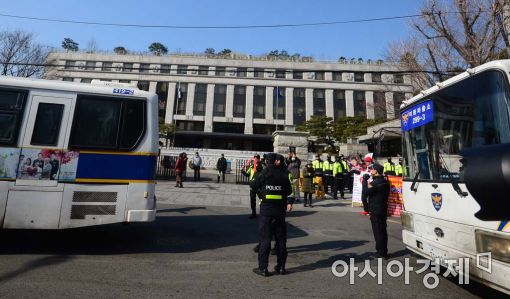 [포토]경계근무 강화된 헌법재판소 