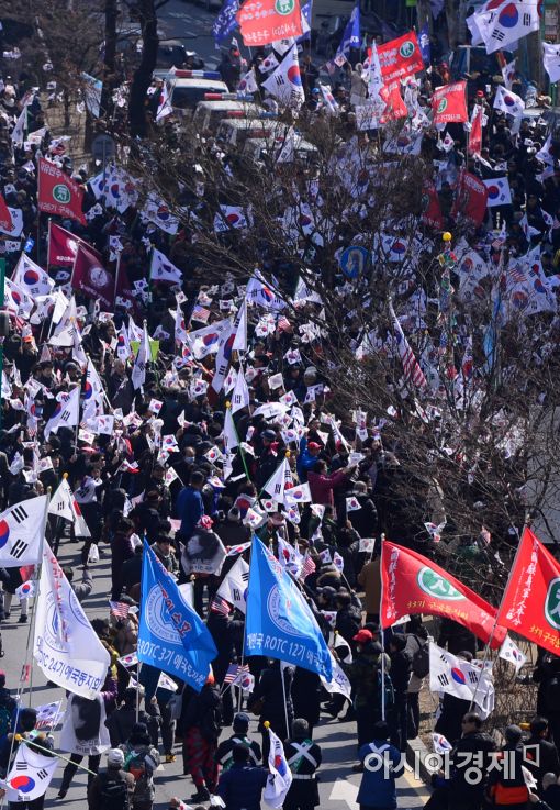 [포토]휘날리는 탄핵 기각 태극기