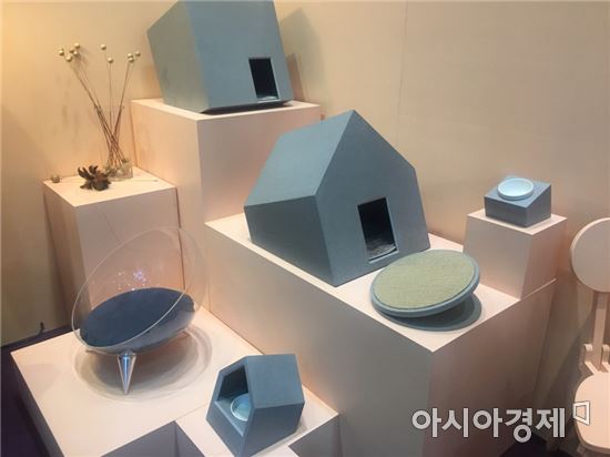 사진=9일 코엑스 2017 서울리빙디자인페어에 전시된 반려묘 집과 스크래처