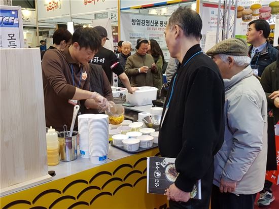 [르포]'혼밥·가성비' 내세운 창업시장…커피 지고 밥집 뜬다