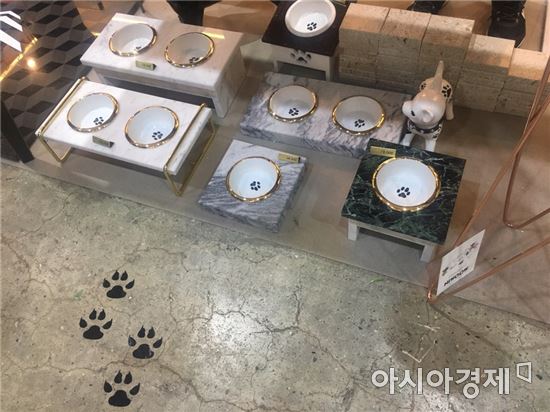 사진=2017 서울리빙디자인페어에 전시된 강아지 밥그릇들.