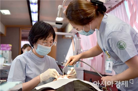 신안 도초도 주민들을 진료중인 화순전남대병원 의료진들.