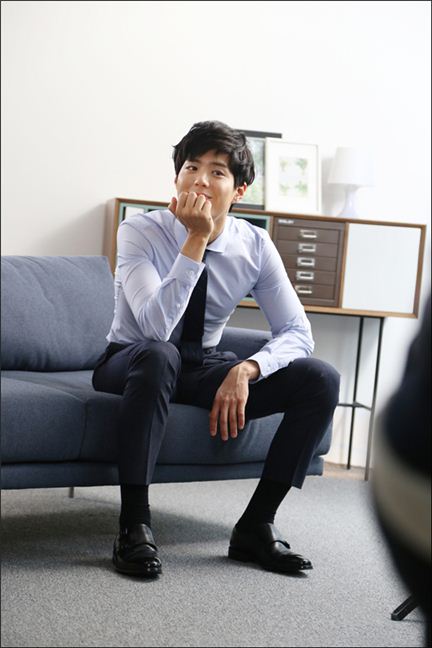박보검, 화보 촬영 비하인드 컷 공개 “점점 더 잘생겨져”
