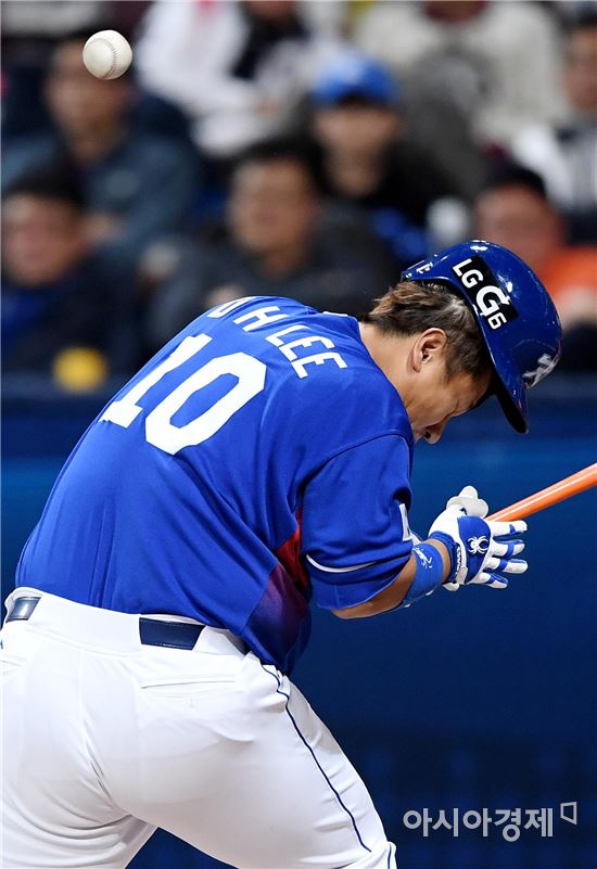 [포토]이대호, '사구에 벗겨지는 헬멧'