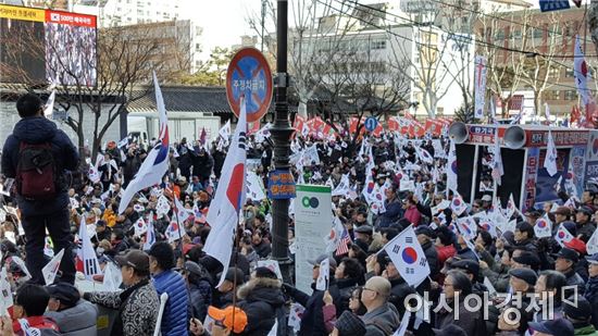 탄핵 심판 D-1, 차분한 광화문 vs 광기 어린 헌재 앞