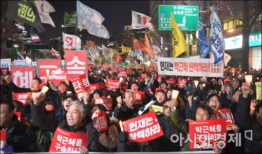 [대통령 파면]광화문에 재집결한 시민들 "촛불 승리…국민이 헌법"