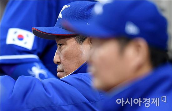 [포토]김인식 감독, '경기가 잘 안 풀리네'