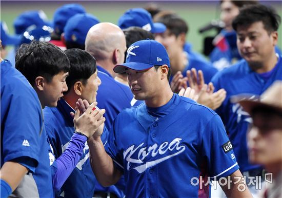 [포토]오승환, '대만 꺾고 하이파이브'