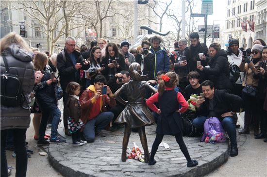한 소녀가 뉴욕 월가 소녀상과 같은 포즈로 사진을 찍고 있다.(사진=김은별 특파원)