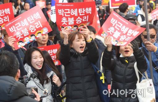 10일 박근혜 대통령 탄핵 인용을 주장하는 사람들이 헌법재판소 앞에서 집회를 열고 있다. / 사진=백소아 기자 sharp2046@asiae.co.kr