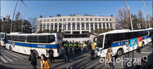 [포토]경찰차벽으로 둘려쌓인 헌법재판소