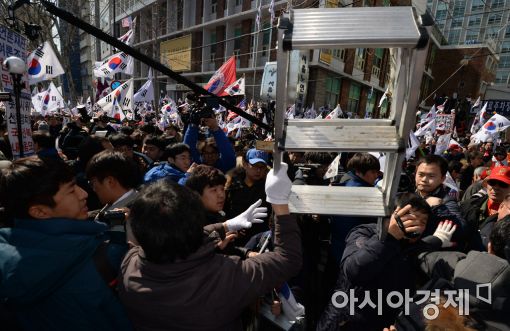 [포토]취재진들에게 사다리 휘두르는 집회 참가자