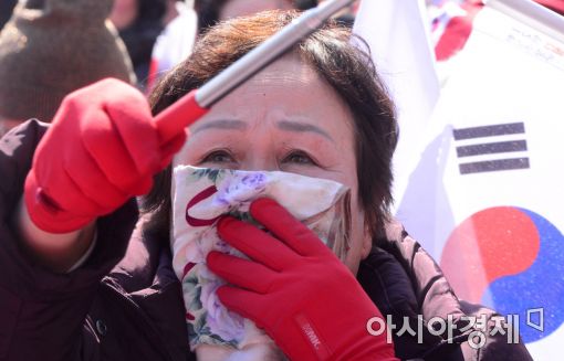 [포토]눈물 보이는 태극기집회 