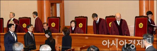 [대통령 파면]22분간 대한민국 짓누른 중압감..."박근혜를 파면한다"