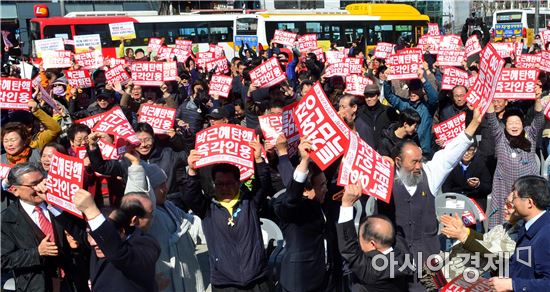 [포토]박근혜 대통령 탄핵 환호하는 광주시민들