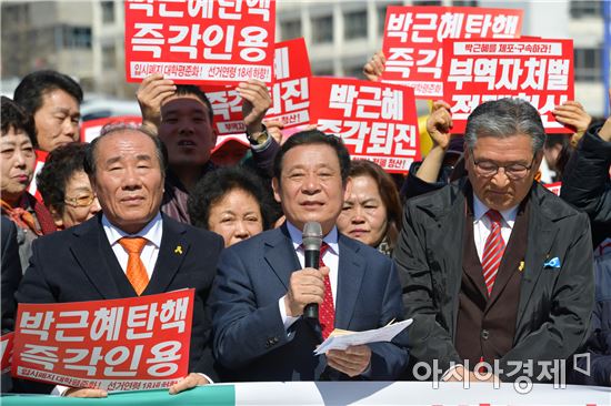 [포토]윤장현 광주시장, 박근혜 대통령 탄핵 인용 시민들과 환호