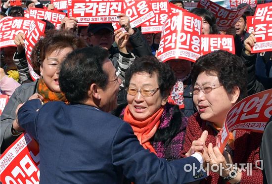 [포토]윤장현 광주시장, 박근혜 대통령 탄핵 인용 시민들과 환호