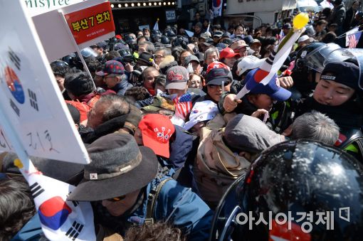 [포토]헌법재판소 향하는 태극기집회