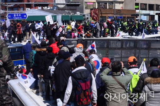 지난해 3월10일 박 전 대통령 탄핵 선고일 당시 '탄핵 반대' 집회 참가자들이 차벽 위로 올라선 모습 (사진=아시아경제 DB)