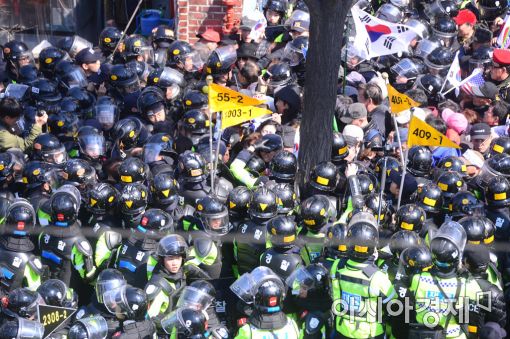 [포토]헌법재판소 진입 제압하는 경찰