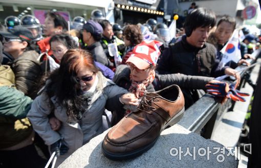 [포토]헌법재판소 향하는 태극기집회