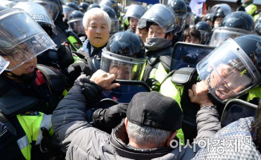 [포토]경찰과 몸싸움하는 태극기집회