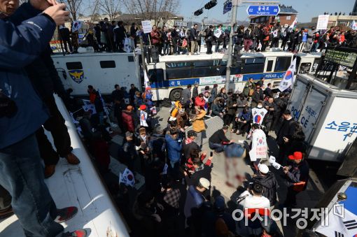 [포토]헌법재판소 행진 중 쓰러진 남성