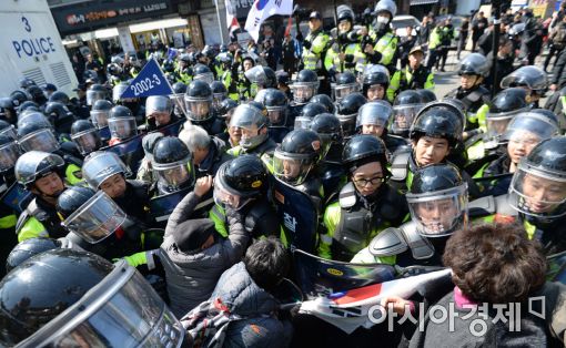 [대통령 파면]분노한 친박단체 "박근혜 살려내라"…경찰엔 "사람 죽였지" 막말