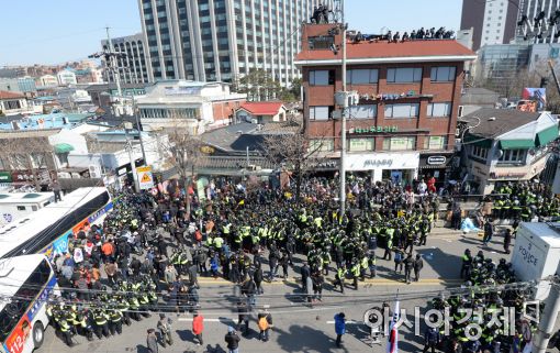 [포토]헌법재판소 인근 초긴장